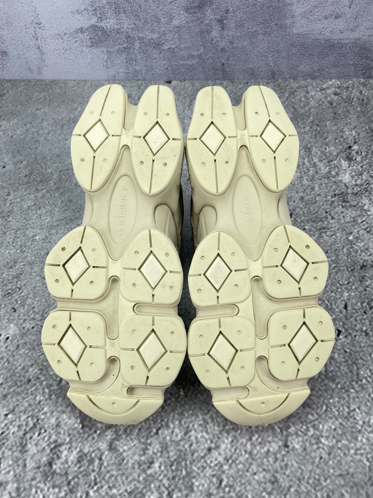 New Balance 9060 Bone Sparrow — buty sportowe męskie w bardzo dobrym stanie rozmiar 42, podeszwa