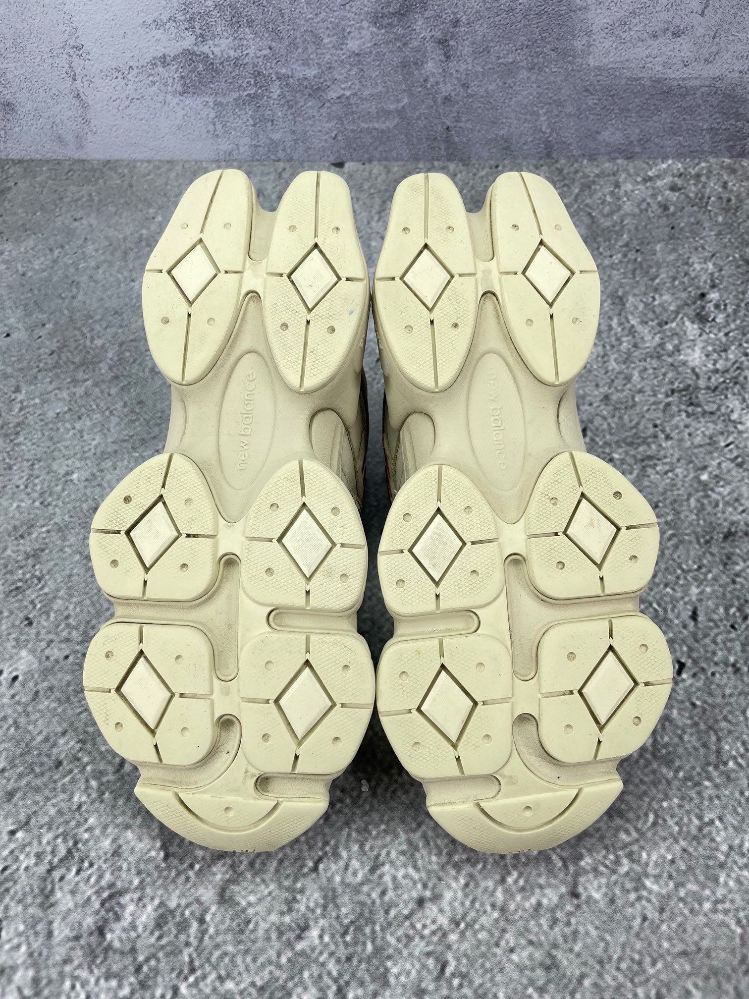 New Balance 9060 Bone Sparrow — buty sportowe męskie w bardzo dobrym stanie rozmiar 42, podeszwa