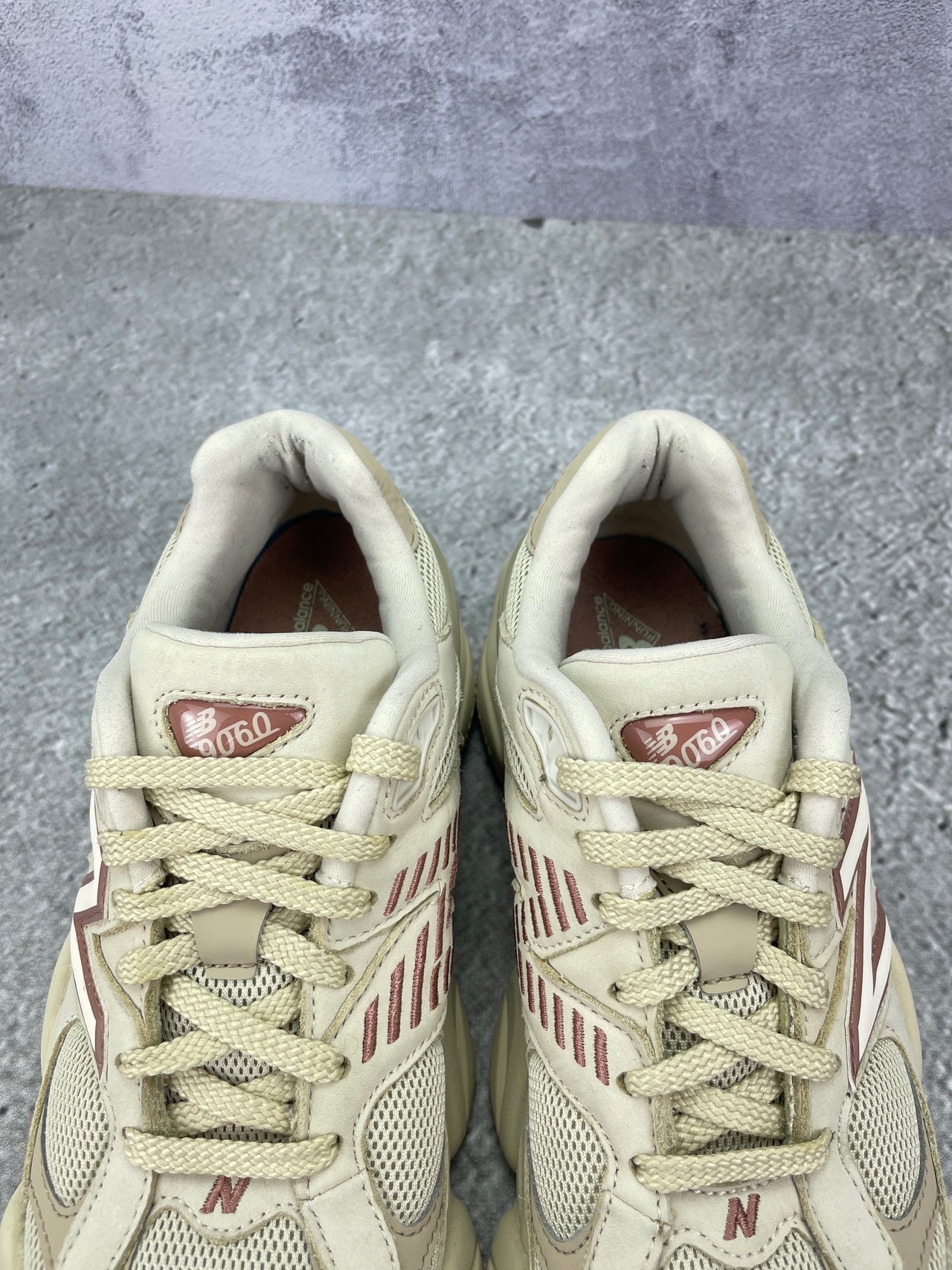 New Balance 9060 Bone Sparrow — buty sportowe męskie w bardzo dobrym stanie rozmiar 42, zapiętki butów