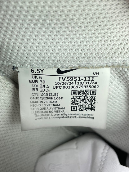 Nike Air Force 1 Low Triple White — buty sportowe damskie w bardzo dobrym stanie rozmiar 39, etykieta z kodem modelu FV5951-111