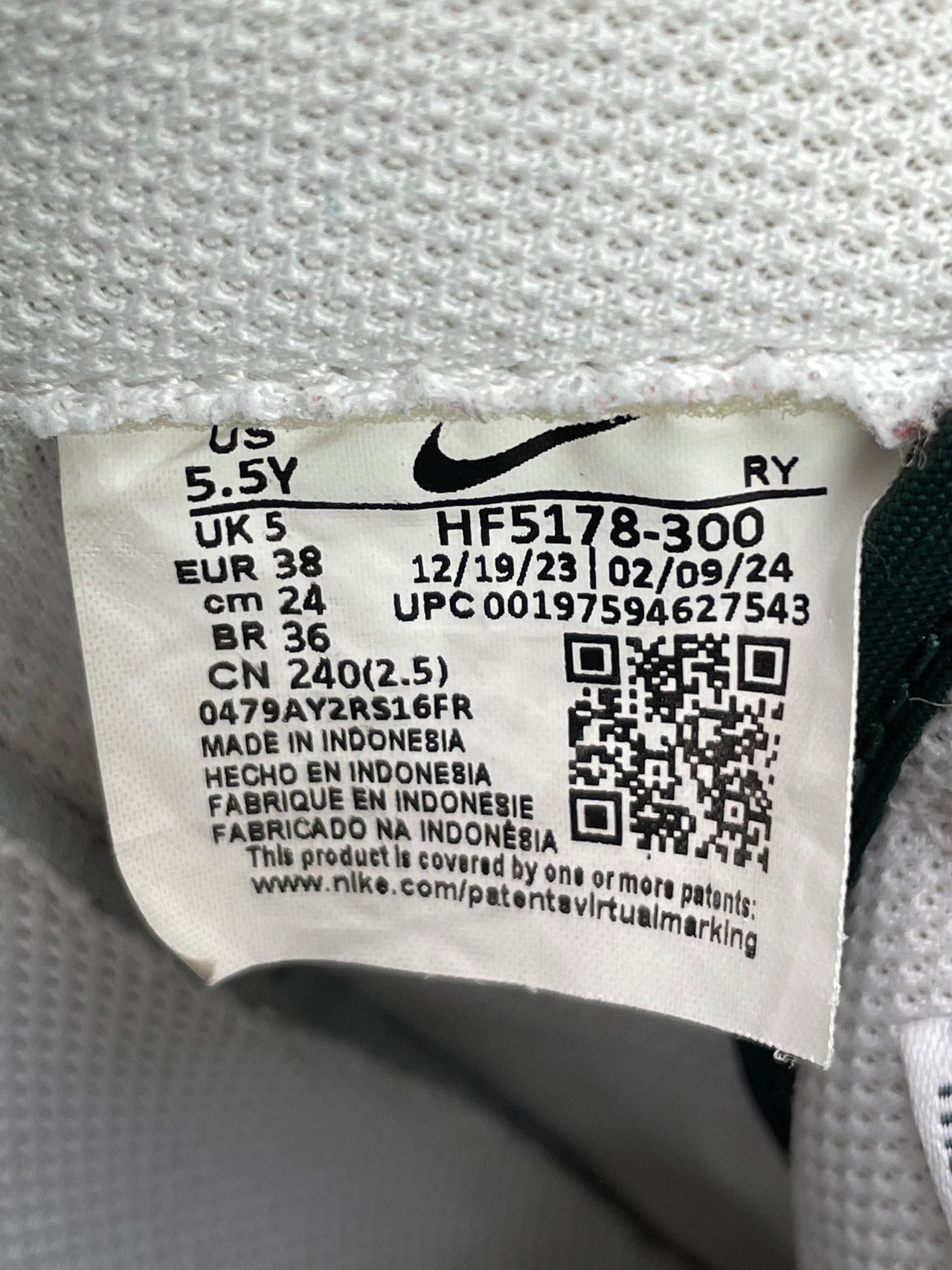 Nike Air Force 1 Low Vintage Green Obsidian — buty sportowe damskie w bardzo dobrym stanie rozmiar 38, etykieta z kodem modelu HF5178-300