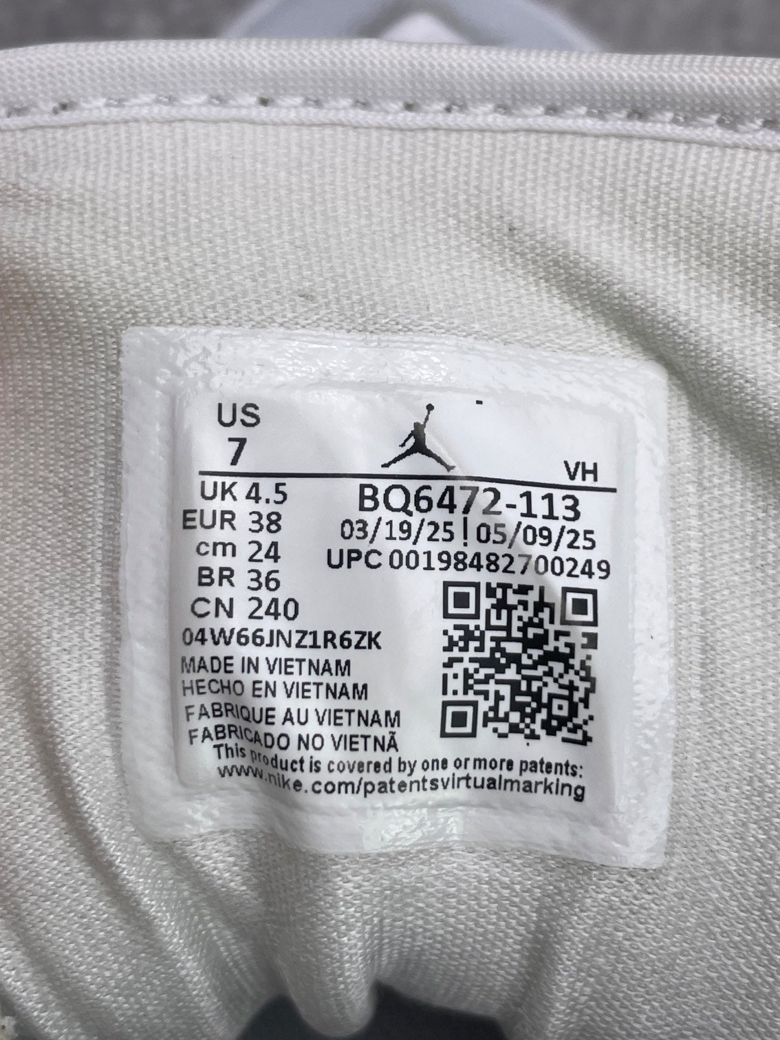 Nike Air Jordan 1 Mid White Smoke Grey — buty sportowe damskie w bardzo dobrym stanie rozmiar 38, etykieta z kodem modelu BQ6472-113