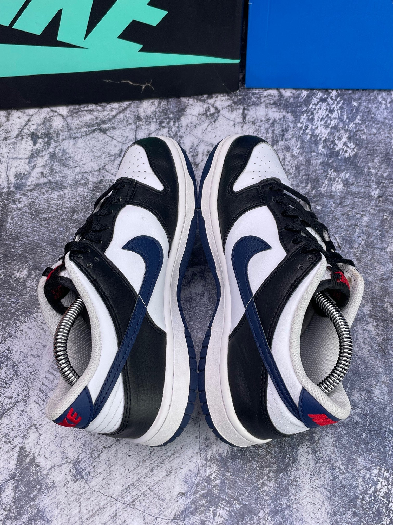 Nike Dunk Low — buty sportowe damskie w bardzo dobrym stanie rozmiar 38, widok z góry na wewnętrzną stronę butów