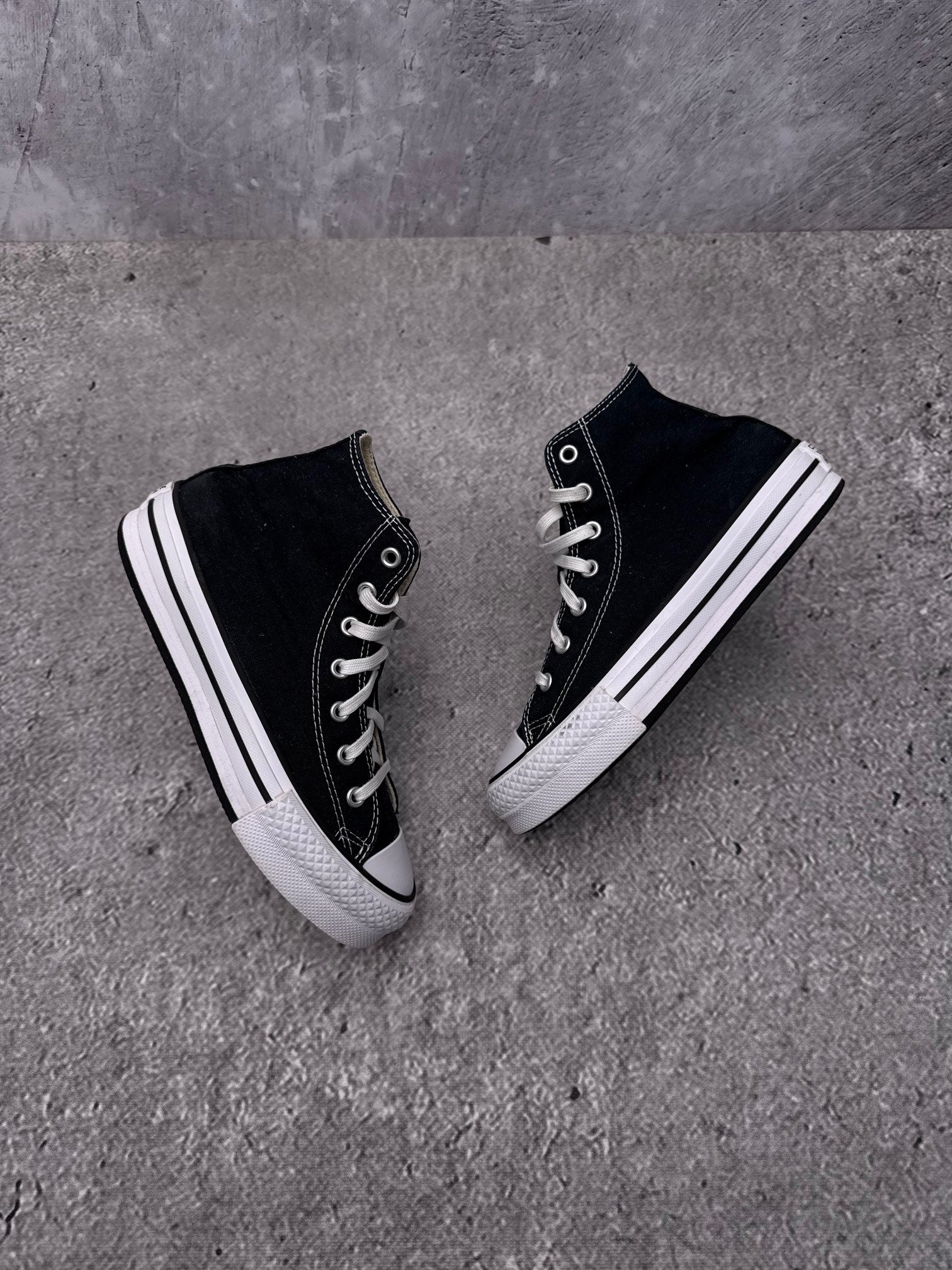 Converse Chuck Taylor All Star — buty sportowe damskie w bardzo dobrym stanie rozmiar 35, para butów