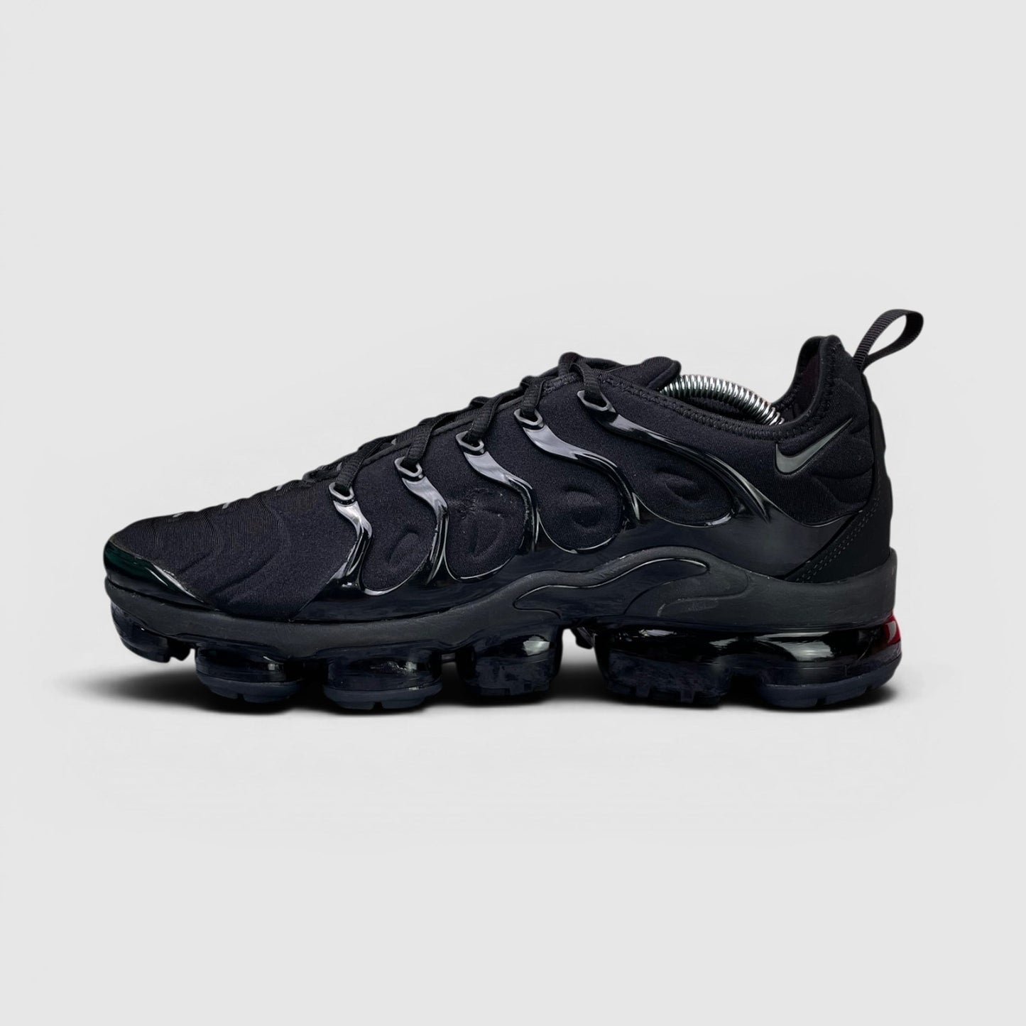 Nike Air VaporMax Plus Triple Black — buty sportowe męskie w bardzo dobrym stanie rozmiar 45, boczny profil, lewa strona