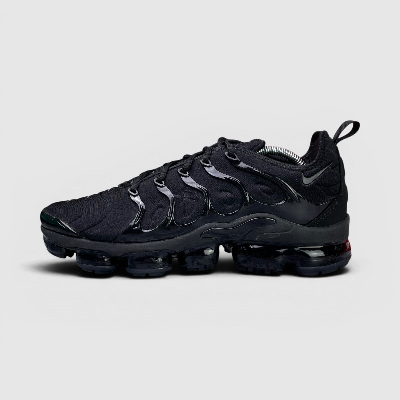 Nike Air VaporMax Plus Triple Black — buty sportowe męskie w bardzo dobrym stanie rozmiar 45, boczny profil, lewa strona