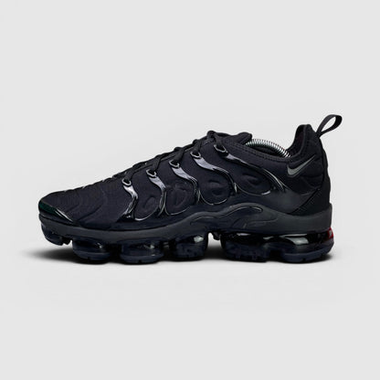 Nike Air VaporMax Plus Triple Black — buty sportowe męskie w bardzo dobrym stanie rozmiar 45, boczny profil, lewa strona