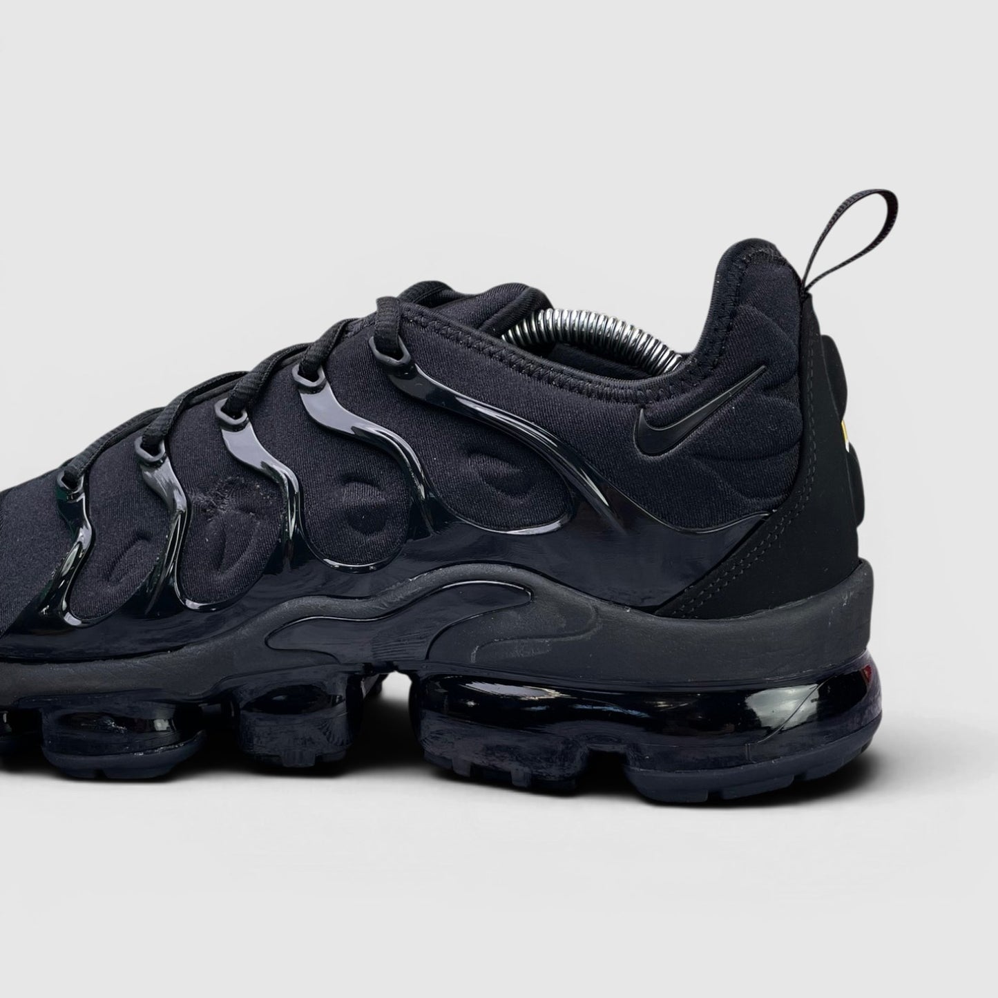 Nike Air VaporMax Plus Triple Black — buty sportowe męskie w bardzo dobrym stanie rozmiar 45, boczny profil, lewa strona