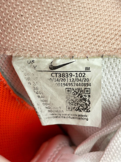 Nike Air Force 1 Low — buty sportowe damskie w bardzo dobrym stanie rozmiar 38, etykieta z kodem modelu CT3839-102