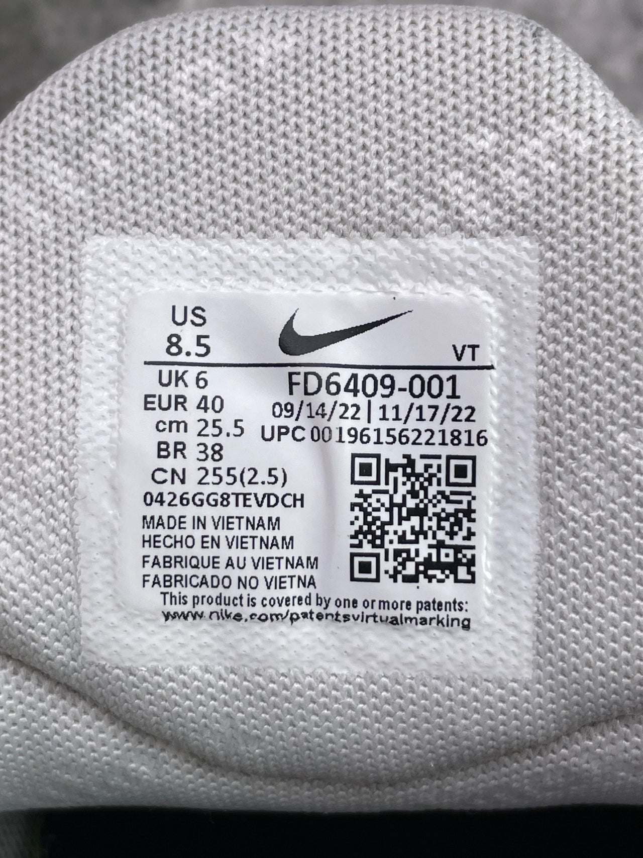 Nike Air Max Pulse Photon Dust — buty sportowe męskie w bardzo dobrym stanie rozmiar 40, etykieta z kodem modelu FD6409-001