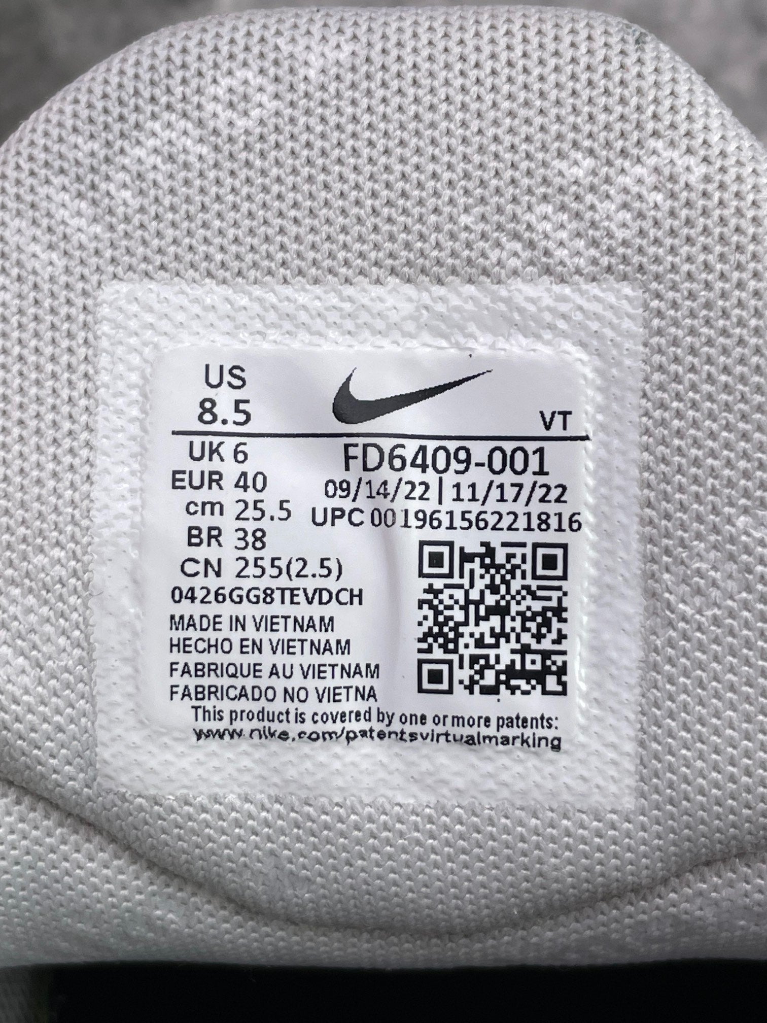 Nike Air Max Pulse Photon Dust — buty sportowe męskie w bardzo dobrym stanie rozmiar 40, etykieta z kodem modelu FD6409-001