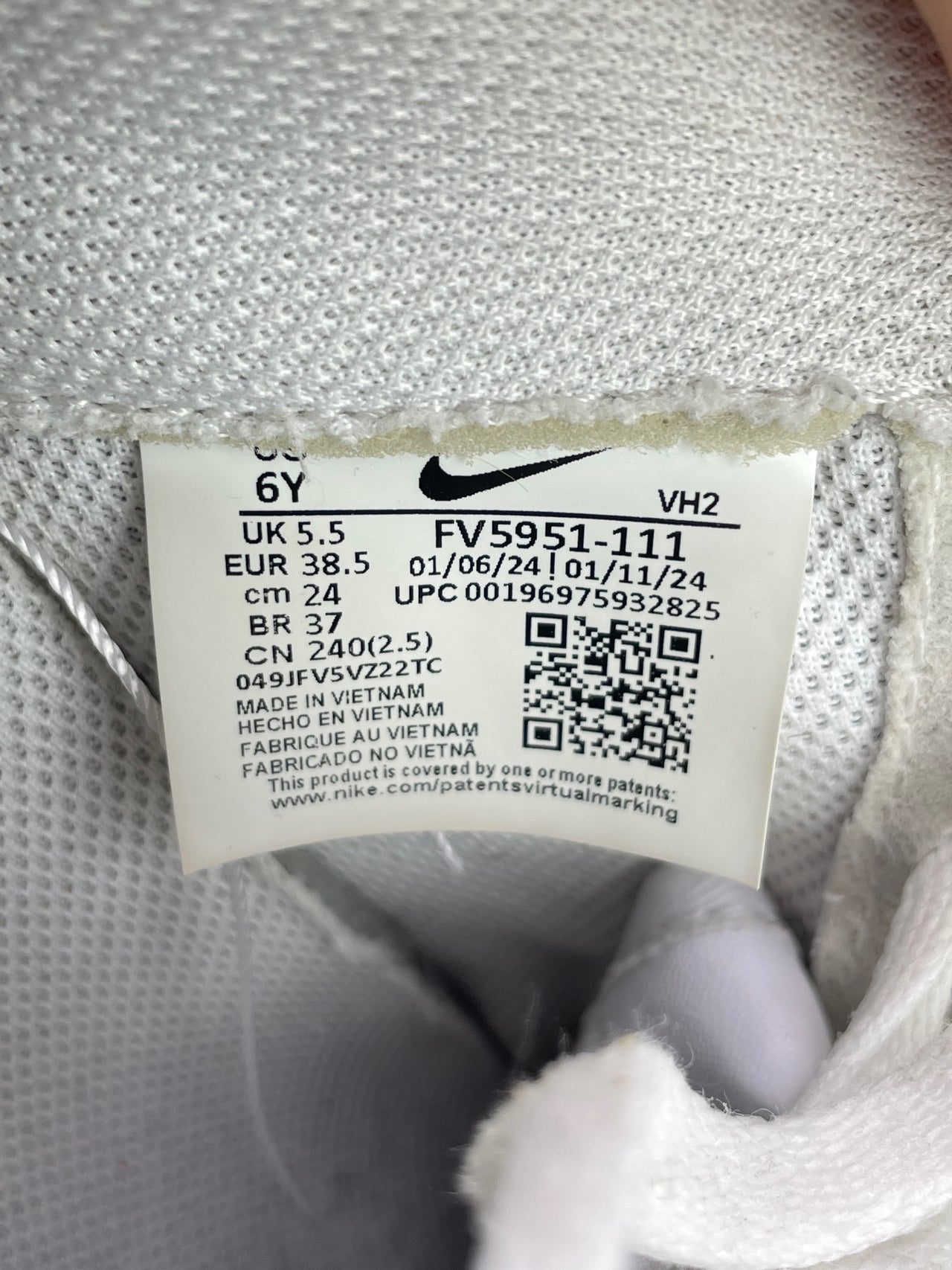 Nike Air Force 1 Low Triple White — buty sportowe damskie w bardzo dobrym stanie rozmiar 38.5, etykieta z kodem modelu FV5951-111