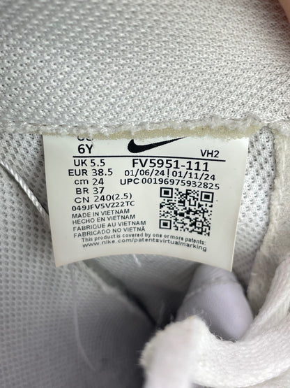Nike Air Force 1 Low Triple White — buty sportowe damskie w bardzo dobrym stanie rozmiar 38.5, etykieta z kodem modelu FV5951-111