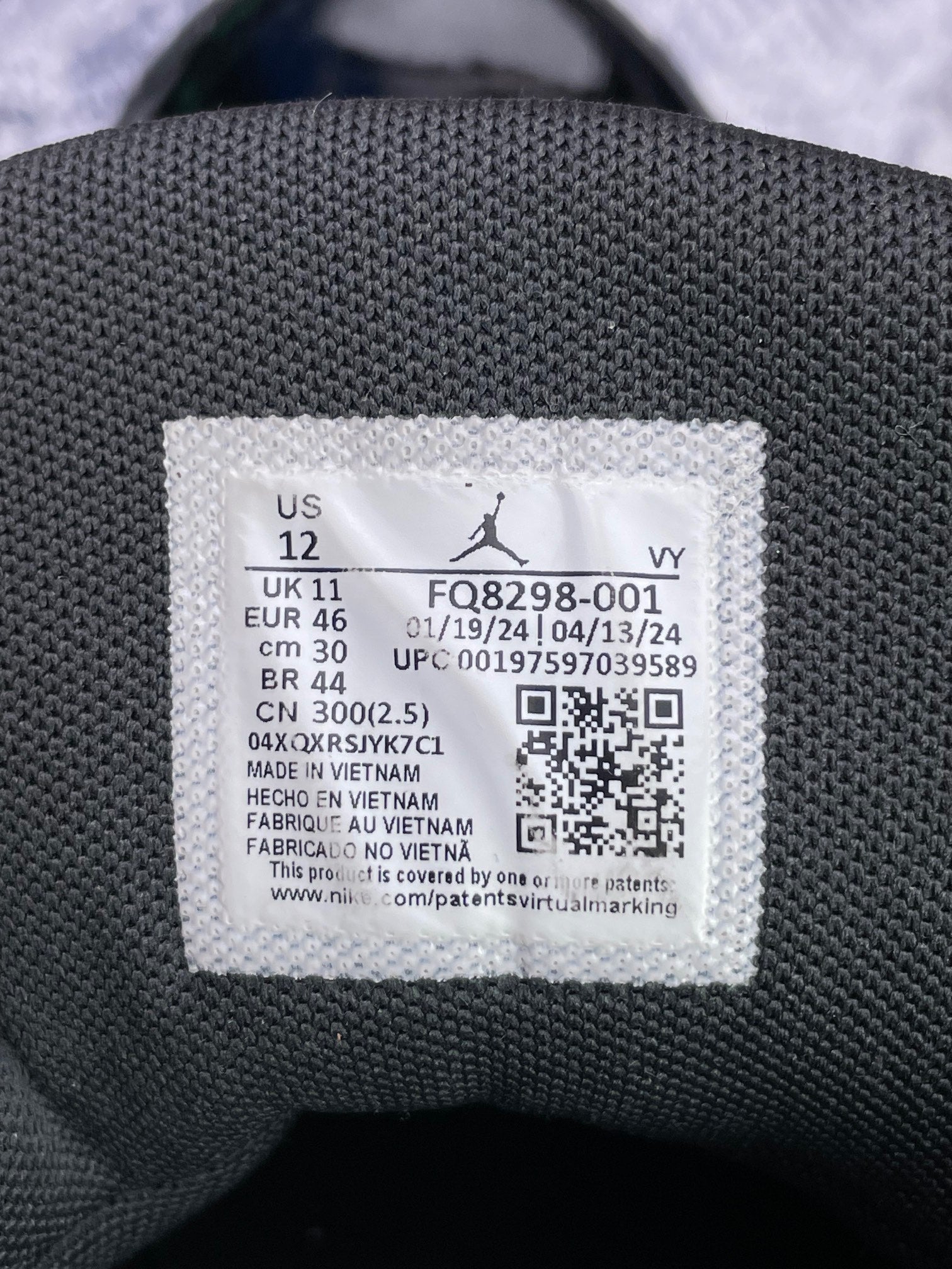 Jordan Max Aura 6 Black Anthracite — buty sportowe męskie w bardzo dobrym stanie rozmiar 46, etykieta z kodem modelu FQ8298-001
