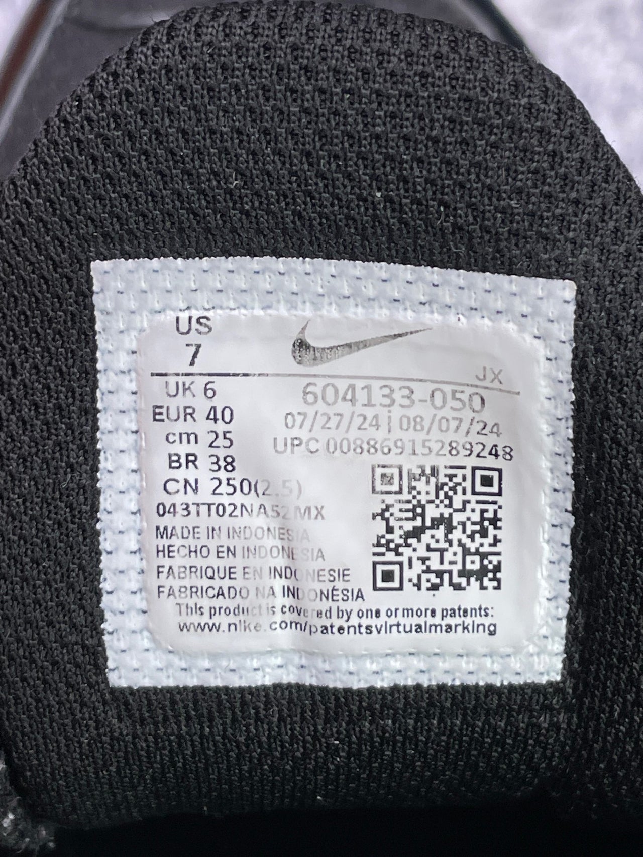 Nike Air Max Plus Triple Black — buty sportowe damskie w bardzo dobrym stanie rozmiar 40, etykieta z kodem modelu 604133-050