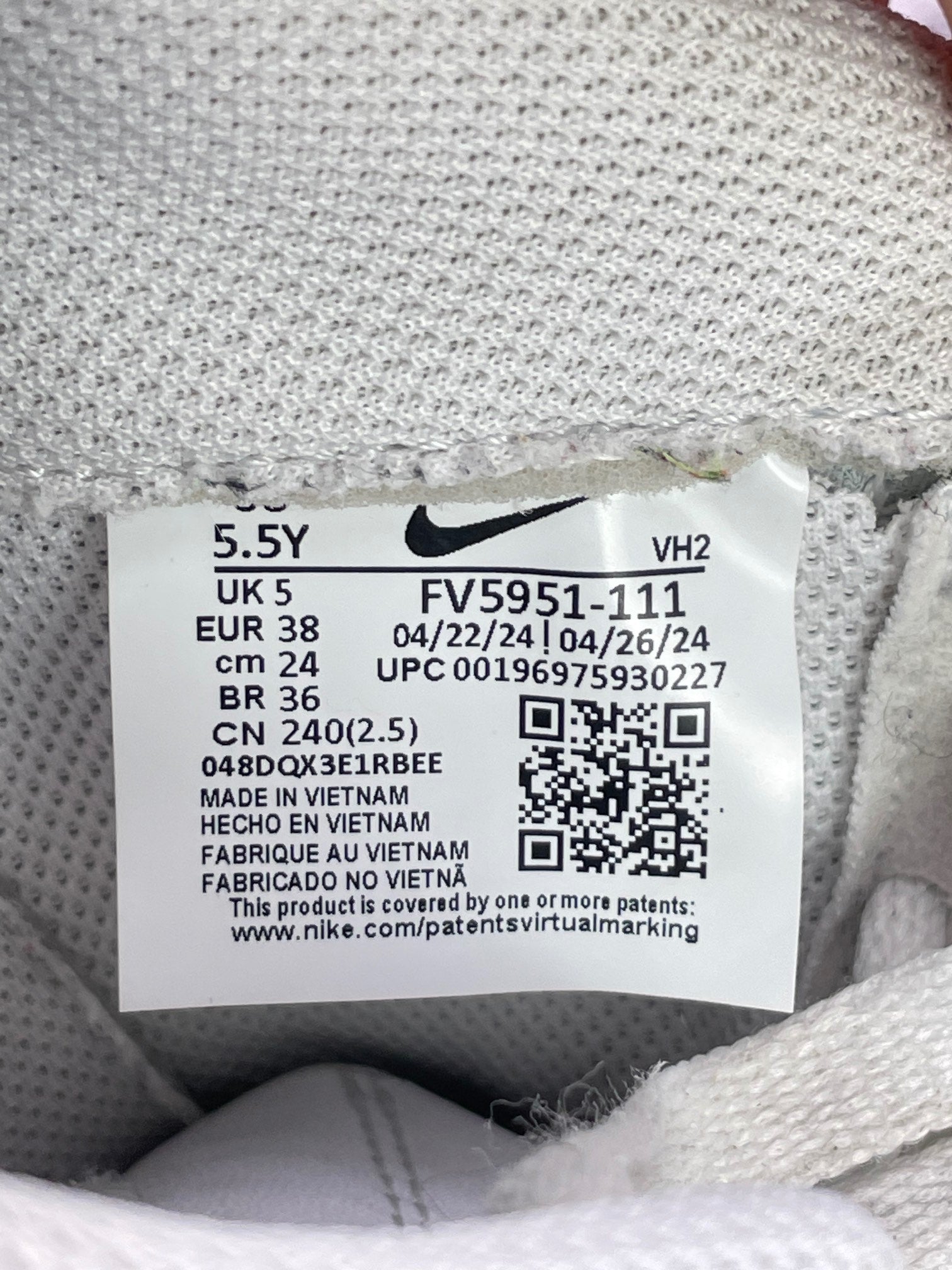 Nike Air Force 1 Low Triple White — buty sportowe damskie w bardzo dobrym stanie rozmiar 38, etykieta z kodem modelu FV5951-111