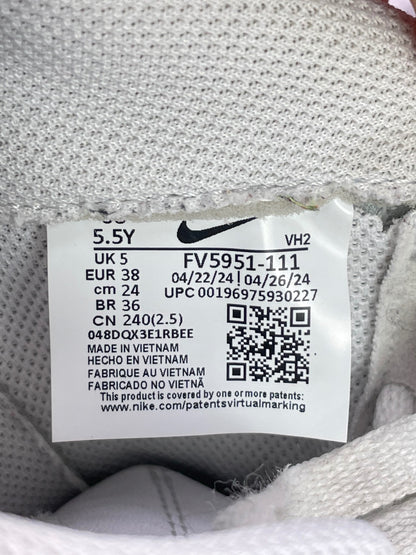 Nike Air Force 1 Low Triple White — buty sportowe damskie w bardzo dobrym stanie rozmiar 38, etykieta z kodem modelu FV5951-111