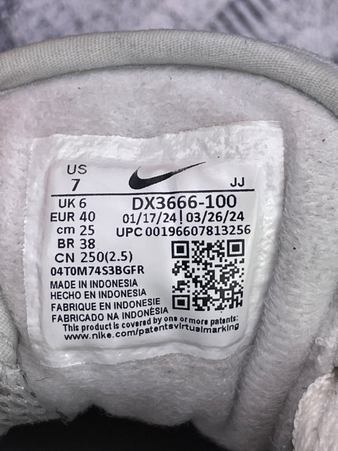 Nike Air Max Solo Panda — buty sportowe damskie w bardzo dobrym stanie rozmiar 40, etykieta z kodem modelu DX3666-100