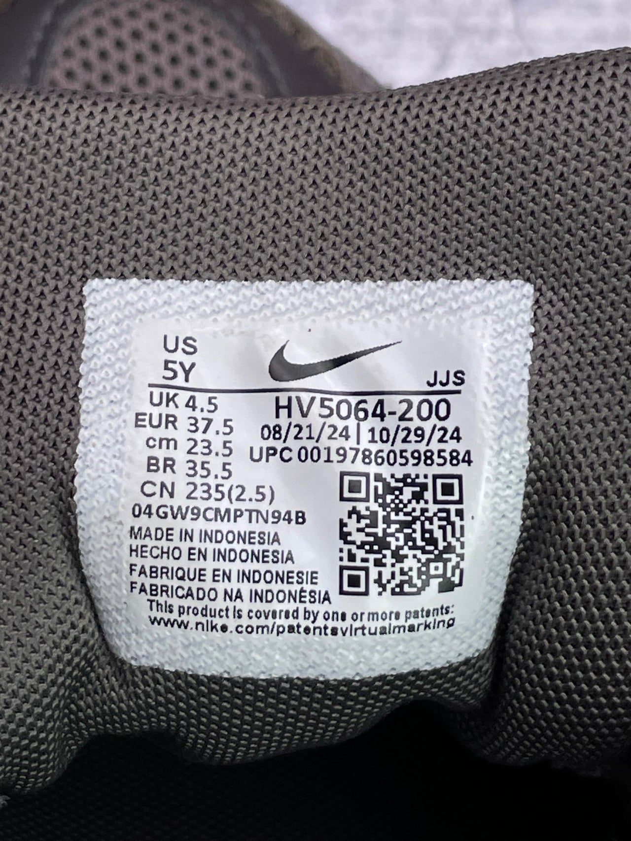 Nike P-6000 GS Cave Stone — buty sportowe damskie w bardzo dobrym stanie rozmiar 37.5, etykieta z kodem modelu HV5064-200