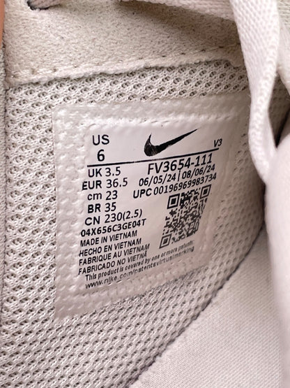 Nike Air Force 1 Low — buty sportowe damskie w bardzo dobrym stanie rozmiar 36.5, etykieta z kodem modelu FV3654-111
