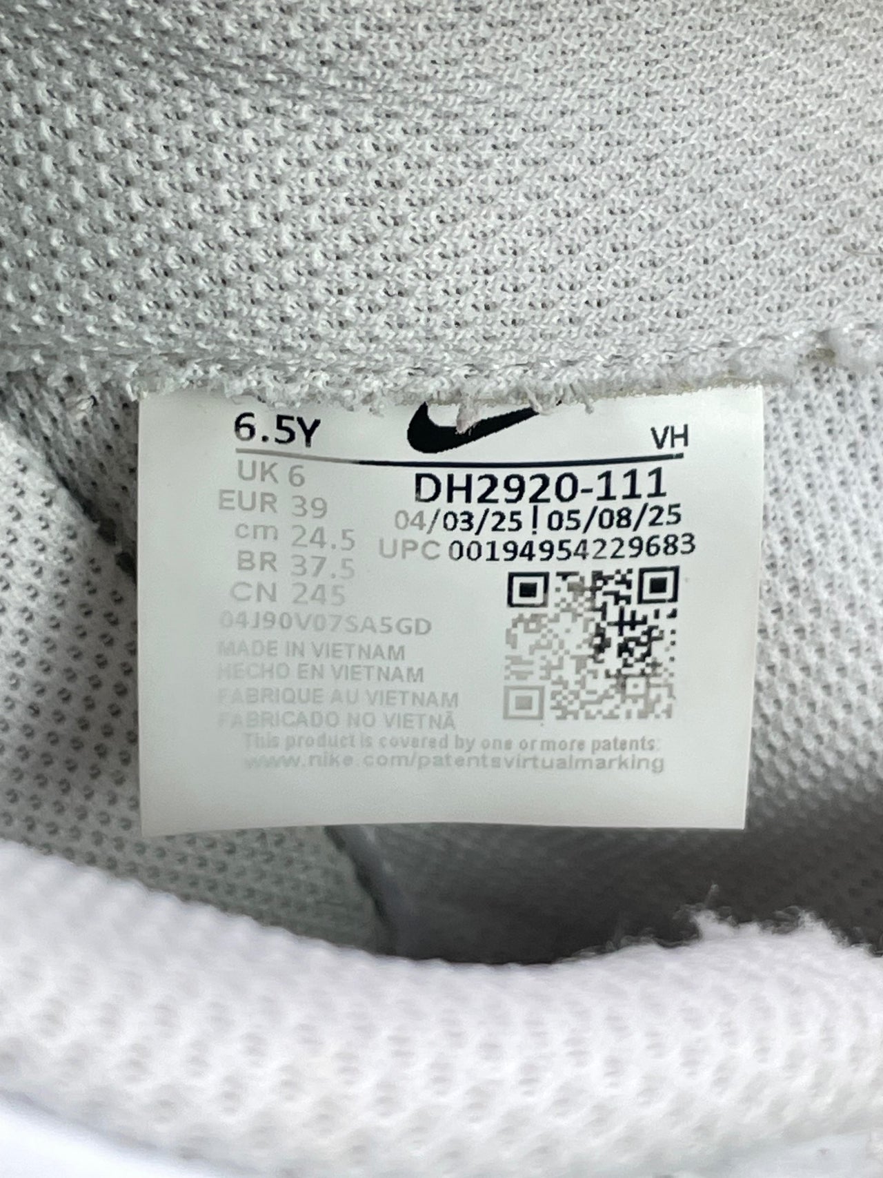 Nike Air Force 1 Low Triple White — buty sportowe damskie w bardzo dobrym stanie rozmiar 39, etykieta z kodem modelu DH2920-111