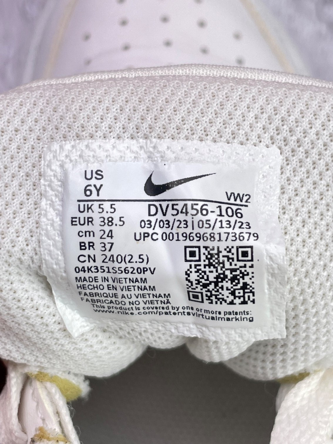 Nike Court Borough Low Triple White — buty sportowe damskie w bardzo dobrym stanie rozmiar 38.5, etykieta z kodem modelu DV5456-106