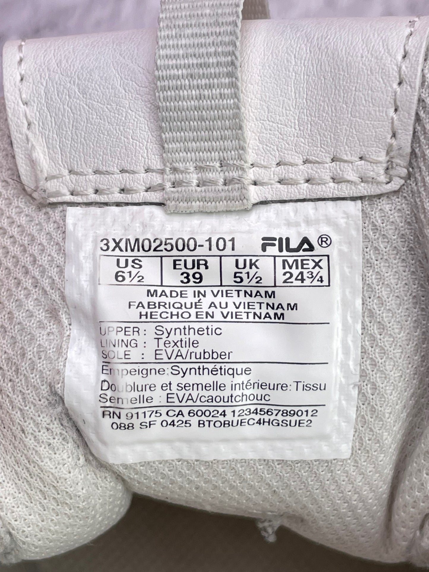 Fila Disruptor — buty sportowe damskie w bardzo dobrym stanie rozmiar 39, etykieta z kodem modelu 3XM02500-101