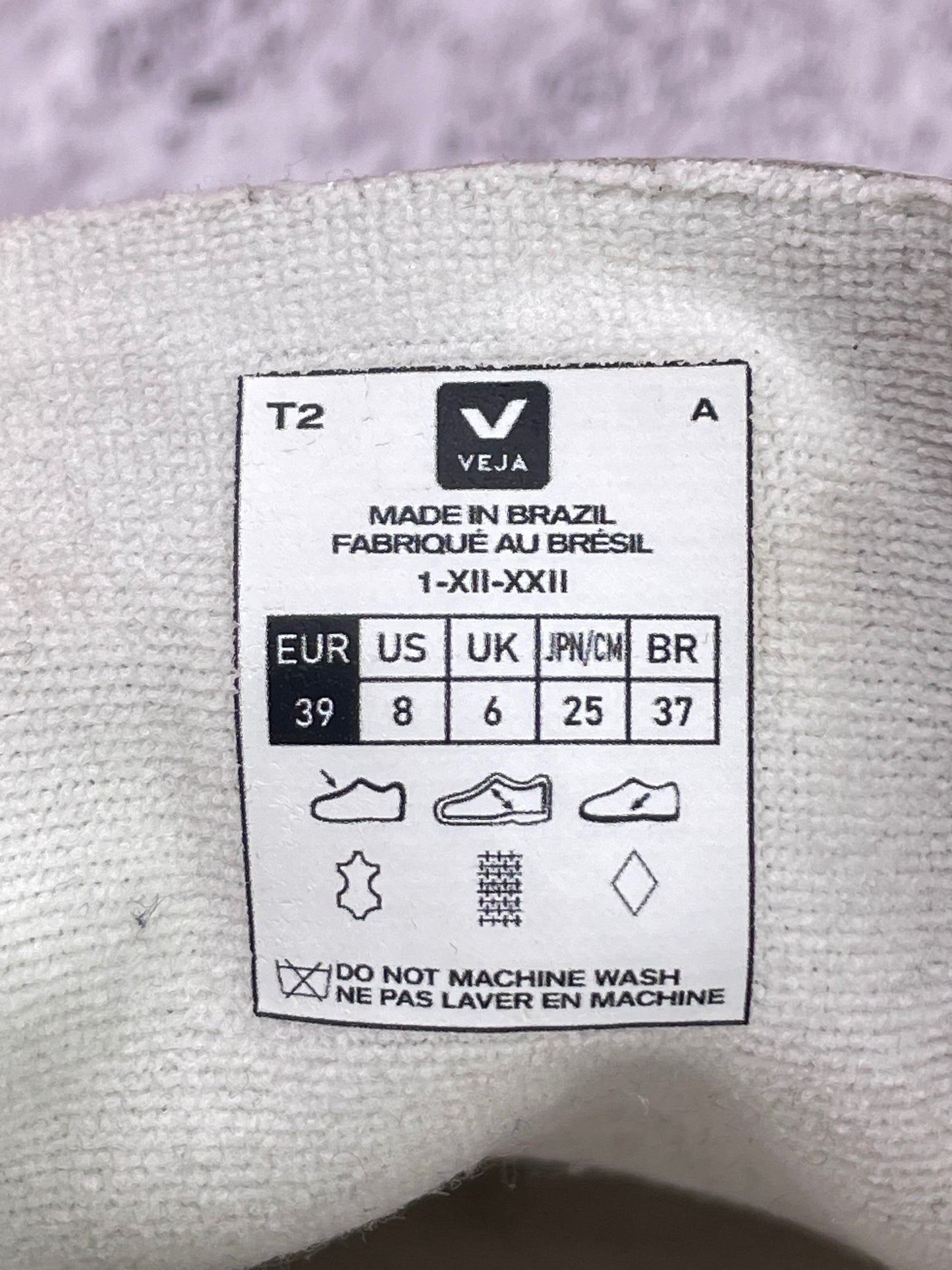 Veja Sneakers — buty sportowe damskie w bardzo dobrym stanie rozmiar 39, etykieta z kodem modelu