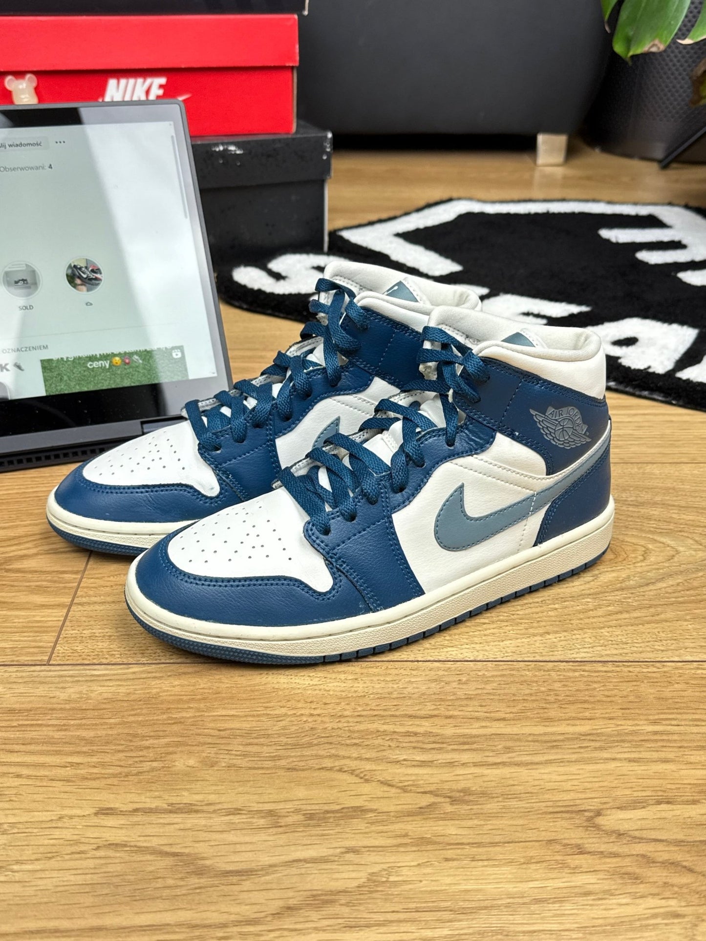 Nike Air Jordan 1 Mid (40)