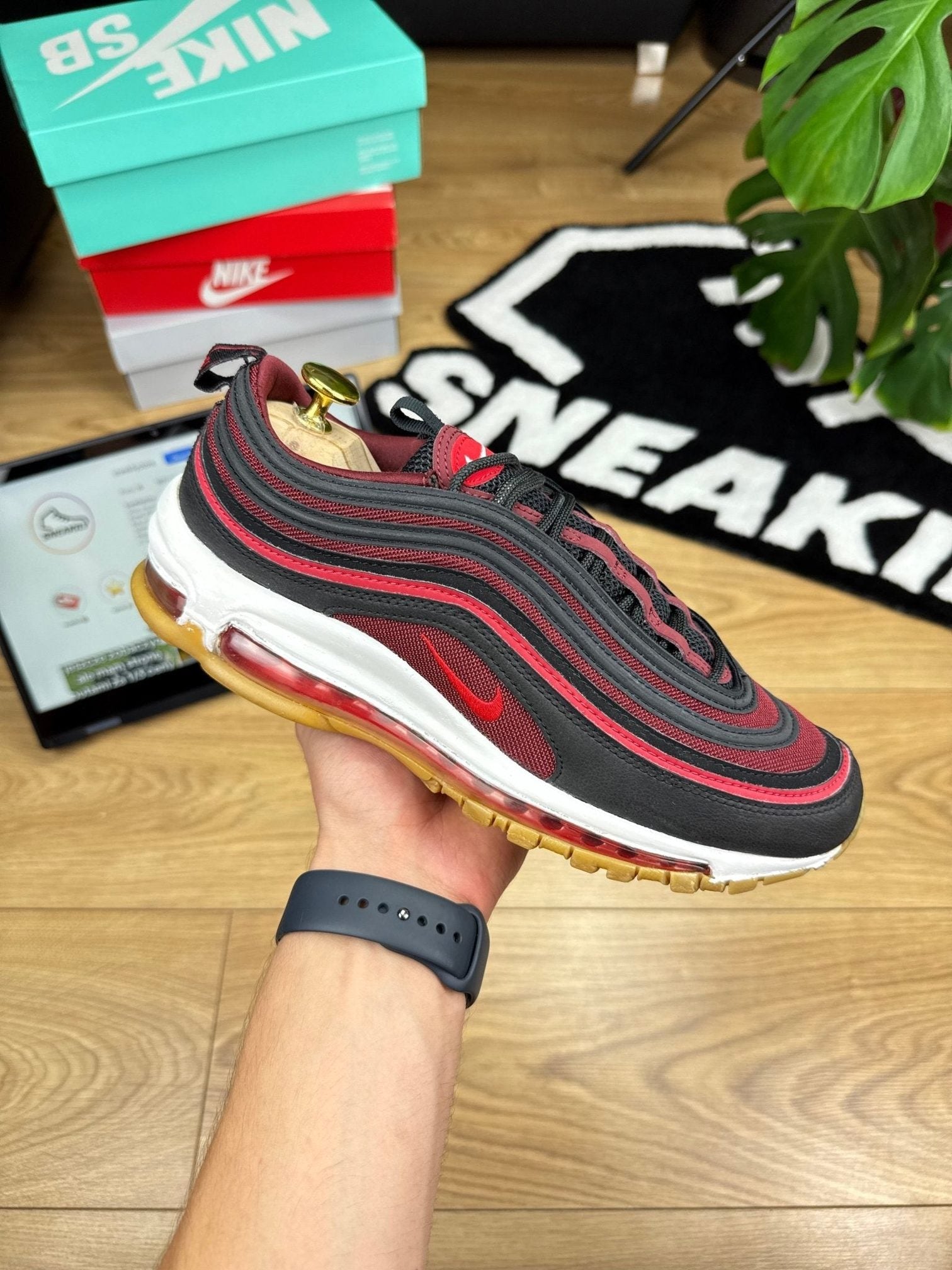 Nike Air Max 97 Black Team Scarlet — buty sportowe męskie w dobrym stanie rozmiar 42, widok z boku