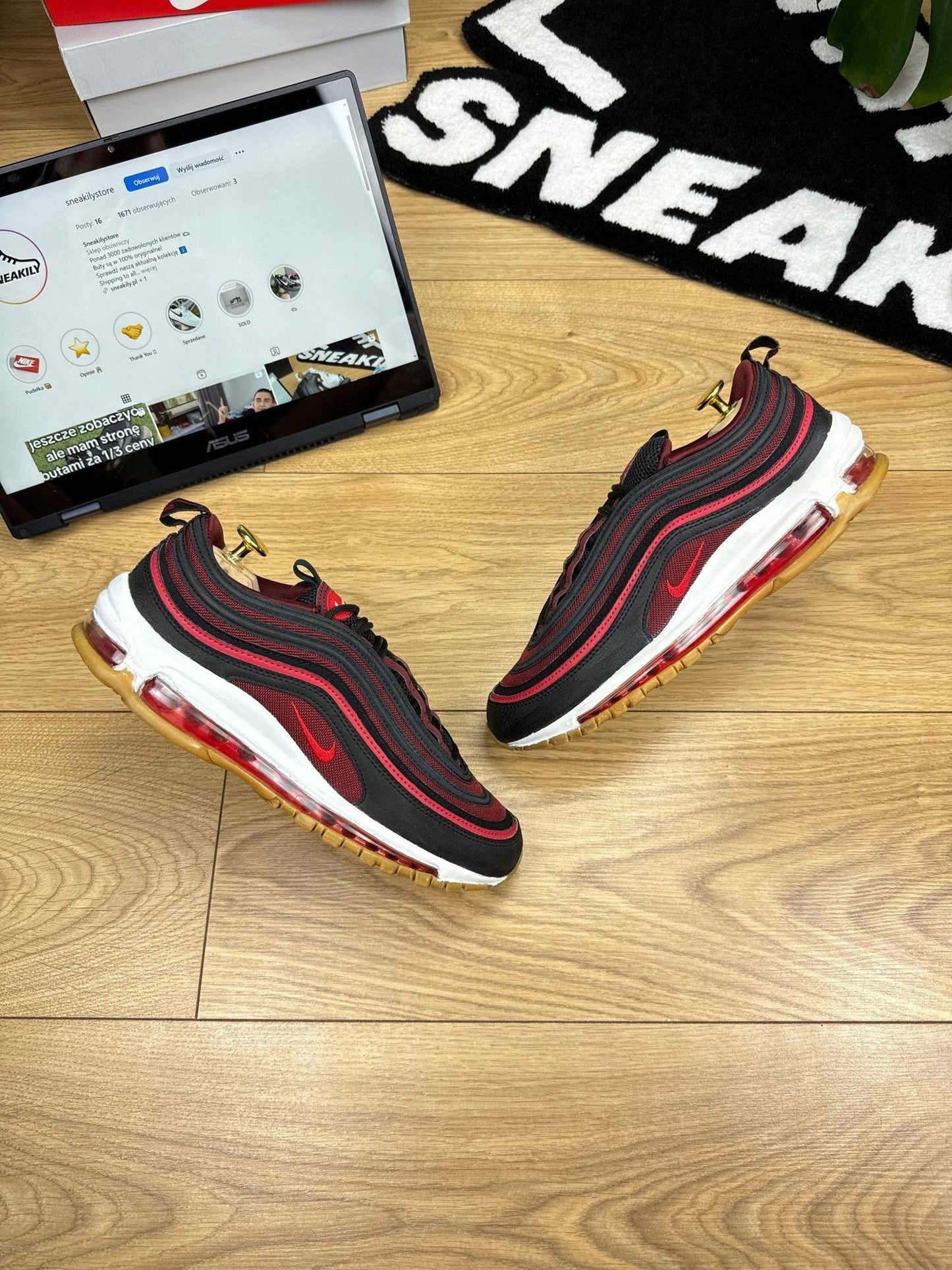 Nike Air Max 97 Black Team Scarlet — buty sportowe męskie w dobrym stanie rozmiar 42, widok z góry na zewnętrzną stronę butów