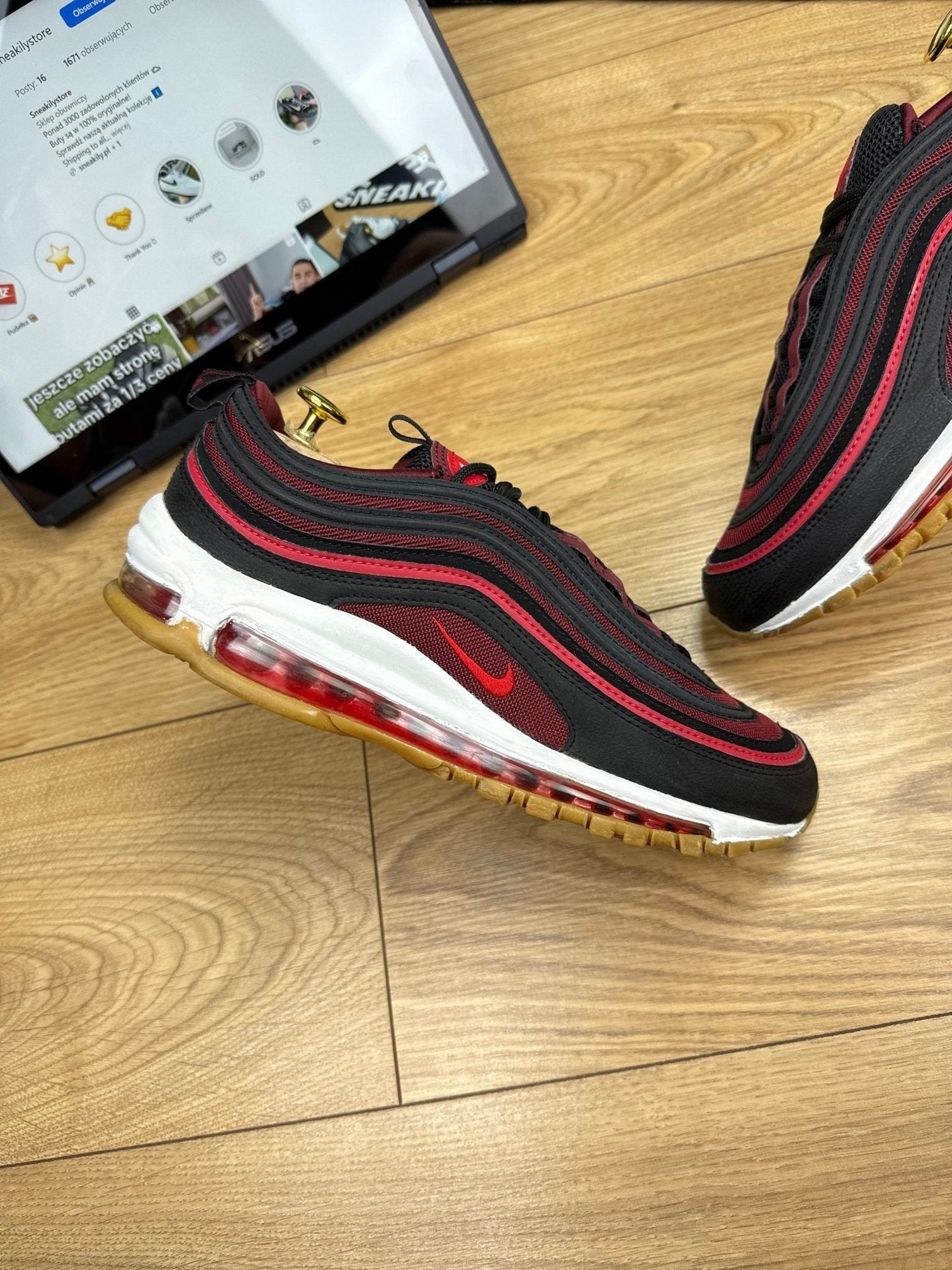 Nike Air Max 97 Black Team Scarlet — buty sportowe męskie w dobrym stanie rozmiar 42, zewnętrzny panel prawego buta