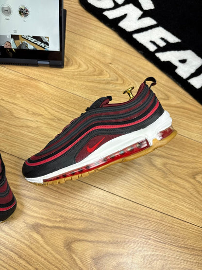 Nike Air Max 97 Black Team Scarlet — buty sportowe męskie w dobrym stanie rozmiar 42, zewnętrzny panel lewego buta