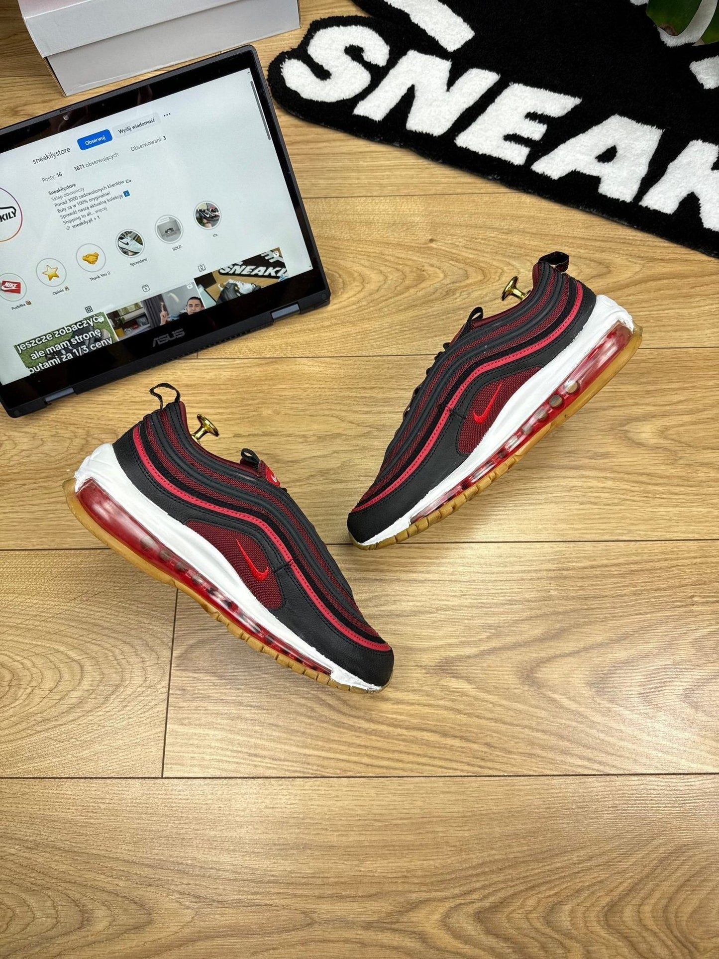 Nike Air Max 97 Black Team Scarlet — buty sportowe męskie w dobrym stanie rozmiar 42, widok z góry na wewnętrzną stronę butów