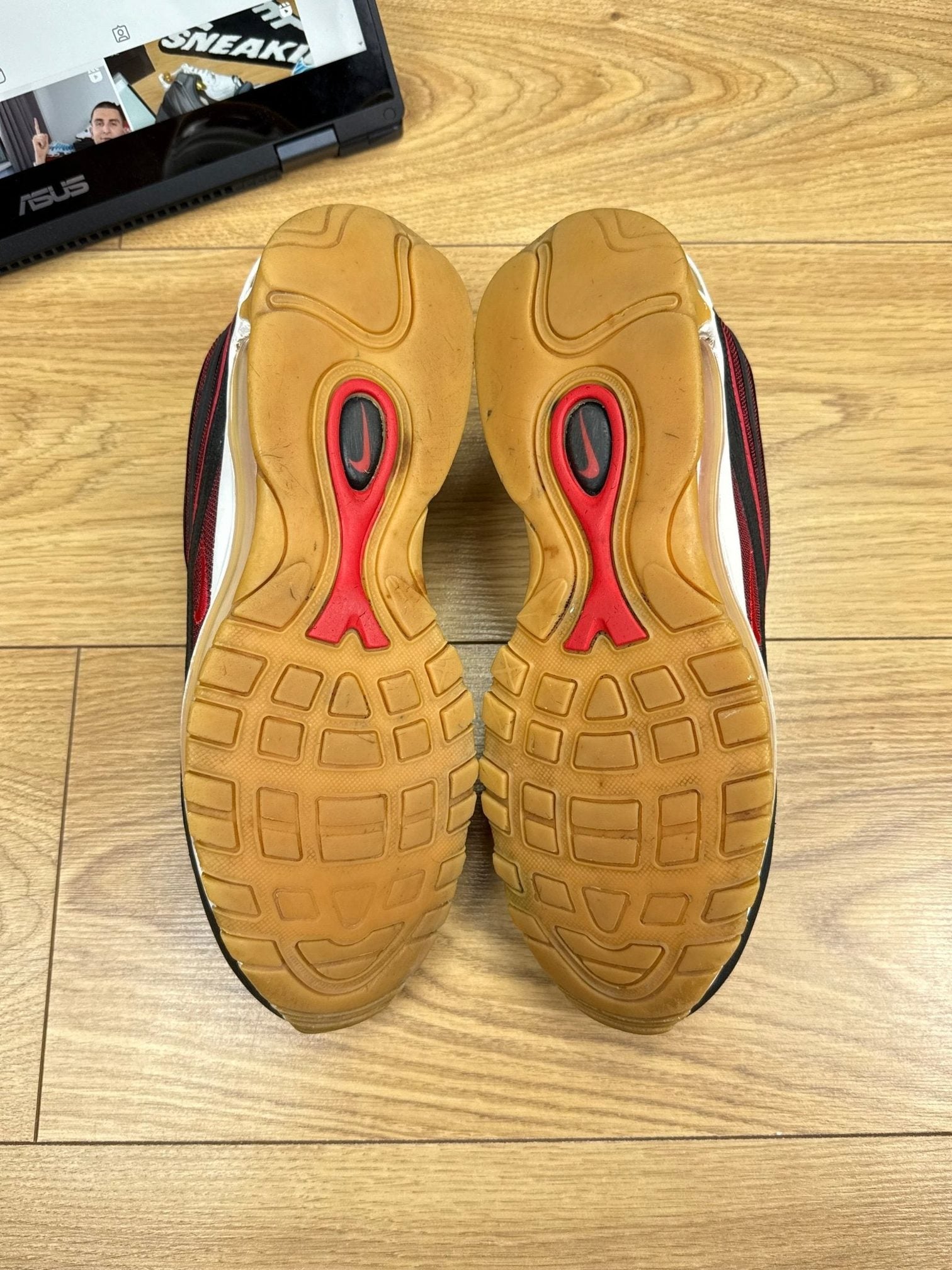 Nike Air Max 97 Black Team Scarlet — buty sportowe męskie w dobrym stanie rozmiar 42, zapiętki butów