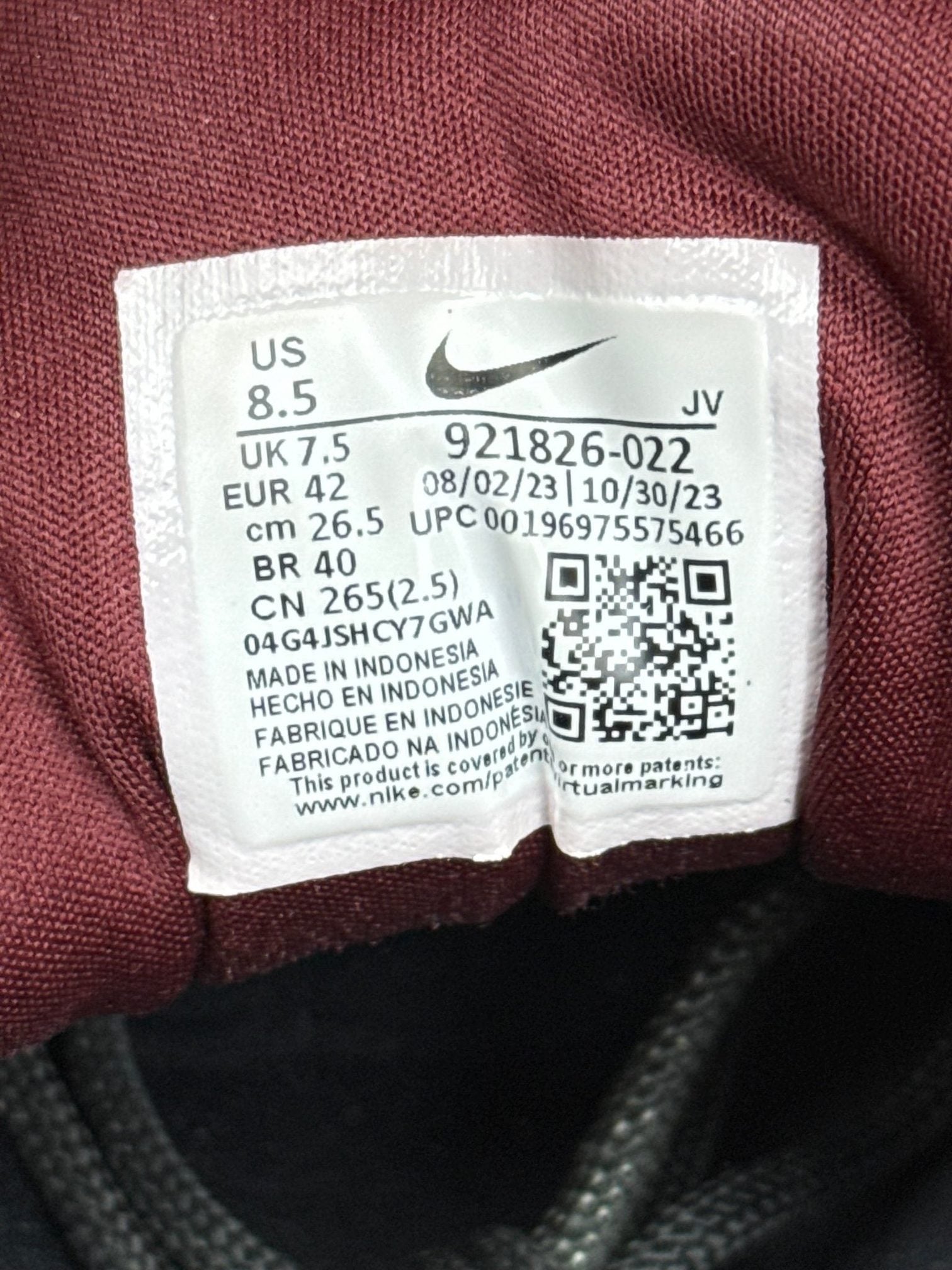 Nike Air Max 97 Black Team Scarlet — buty sportowe męskie w dobrym stanie rozmiar 42, para butów, widok z boku na tle studyjnym