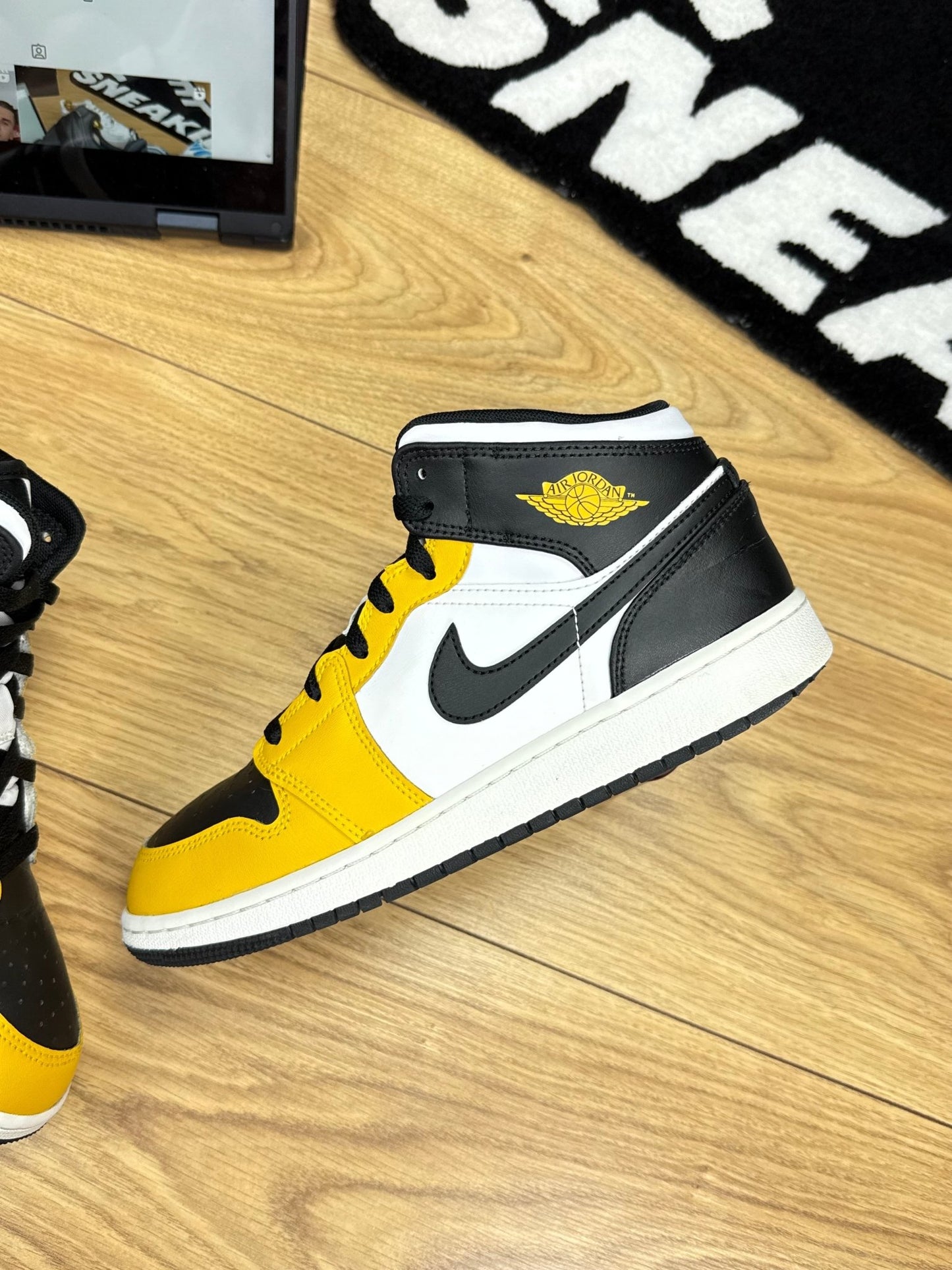 Nike Air Jordan 1 Mid (40)