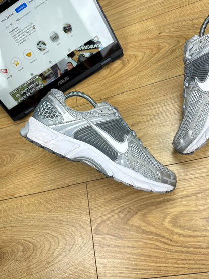 Nike Zoom Vomero 5 (42)