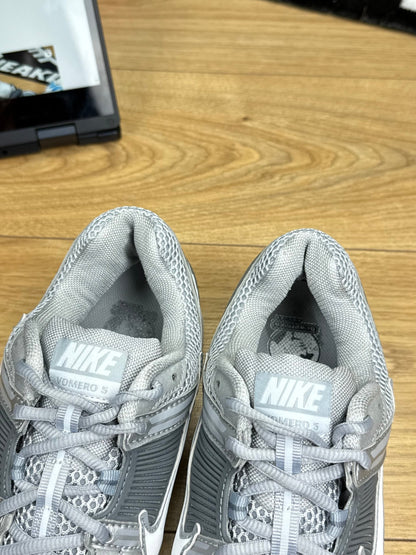 Nike Zoom Vomero 5 (42)