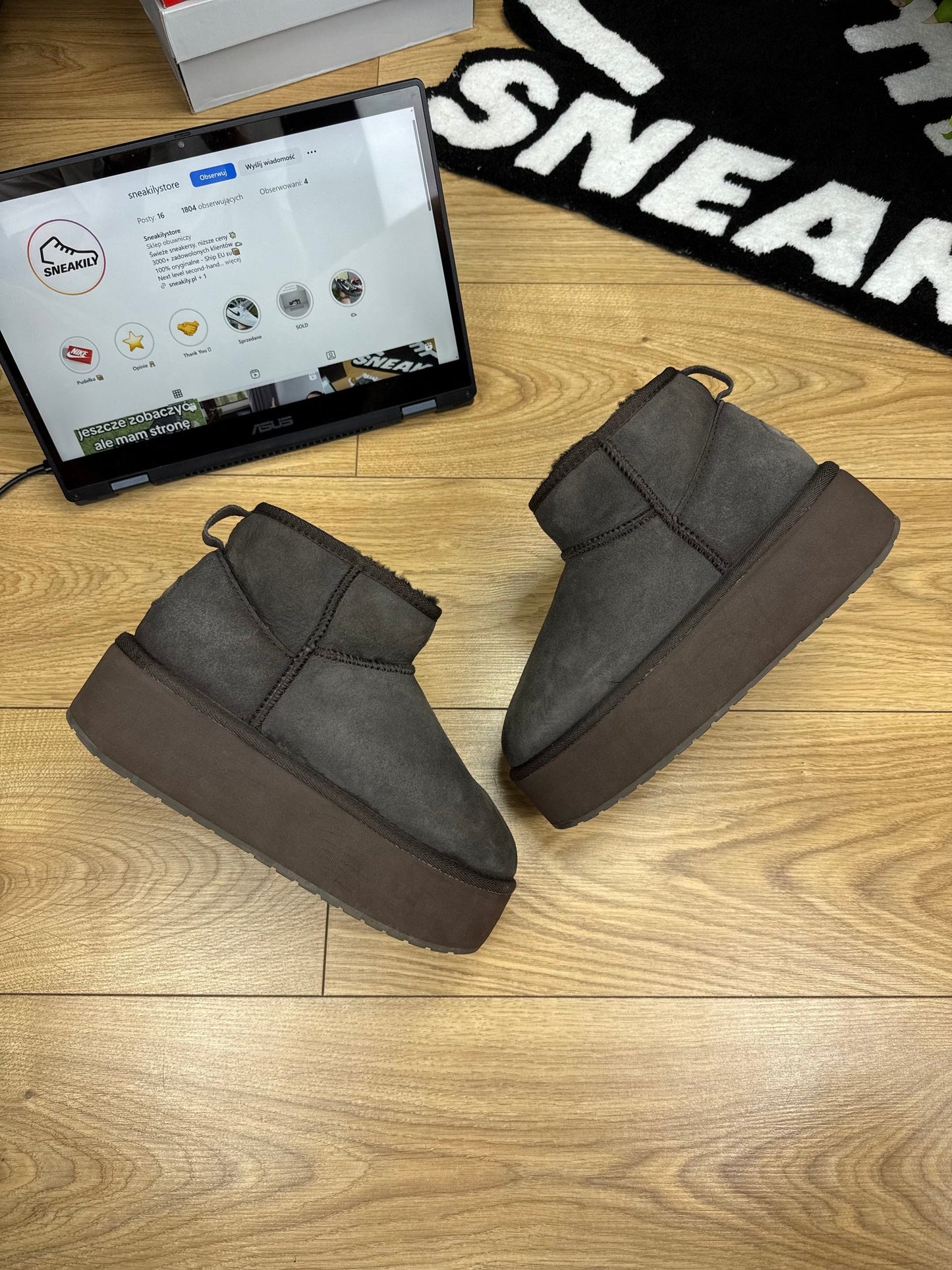 EMU Australia Stinger Micro Flatform Black — buty sportowe damskie w bardzo dobrym stanie rozmiar 40, widok z góry na zewnętrzną stronę butów