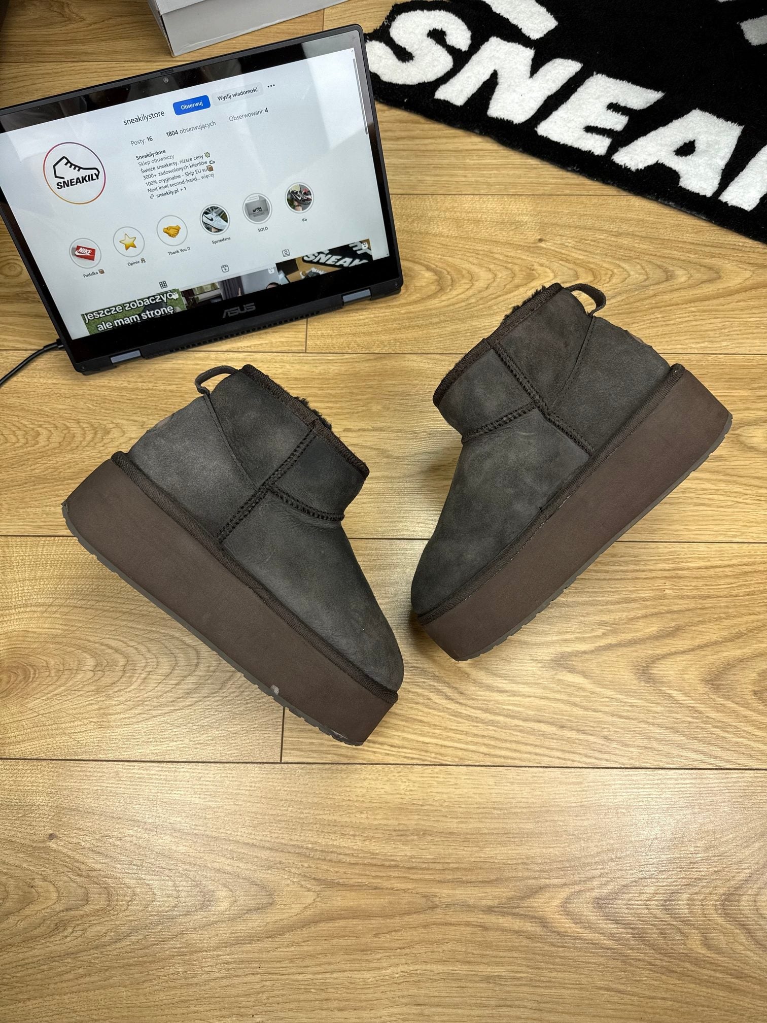 EMU Australia Stinger Micro Flatform Black — buty sportowe damskie w bardzo dobrym stanie rozmiar 40, widok z góry na wewnętrzną stronę butów