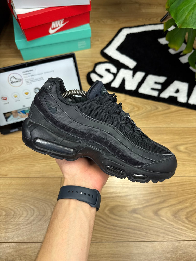 Nike Air Max 95 Essential Triple Black – at a great price