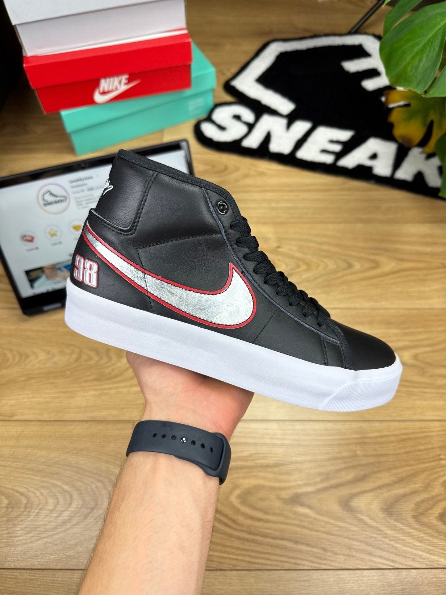 Nike Blazer Mid “El Camino” Blazer Mid El Camino Black Red — buty sportowe męskie w bardzo dobrym stanie rozmiar 42, widok z góry na zewnętrzną stronę butów