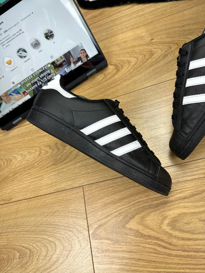 Adidas Superstar (42 2/3)