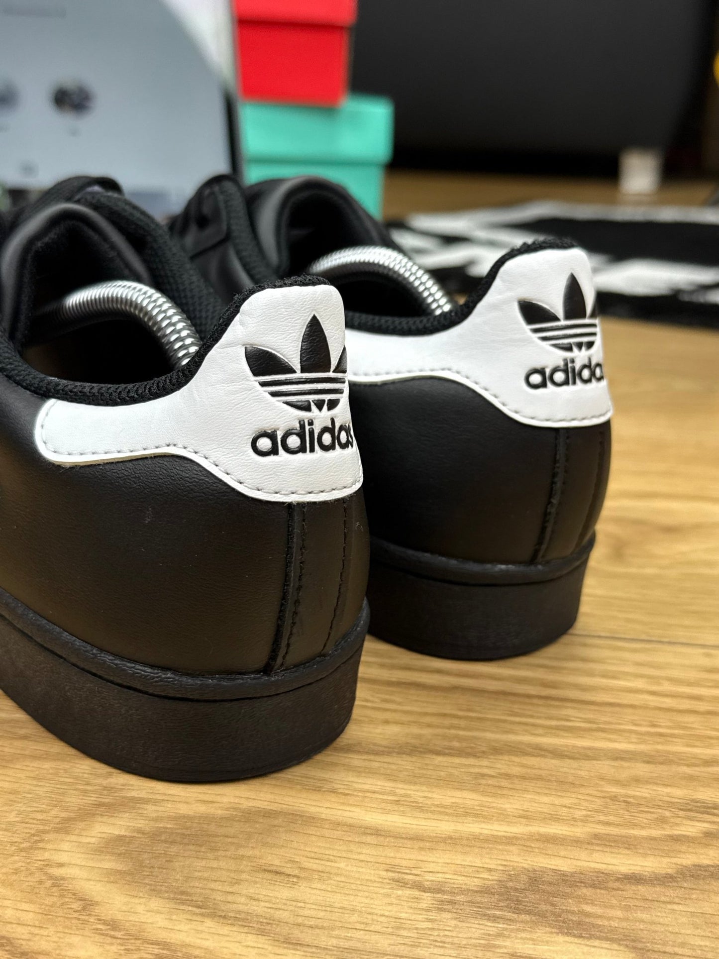 Adidas Superstar (42 2/3)