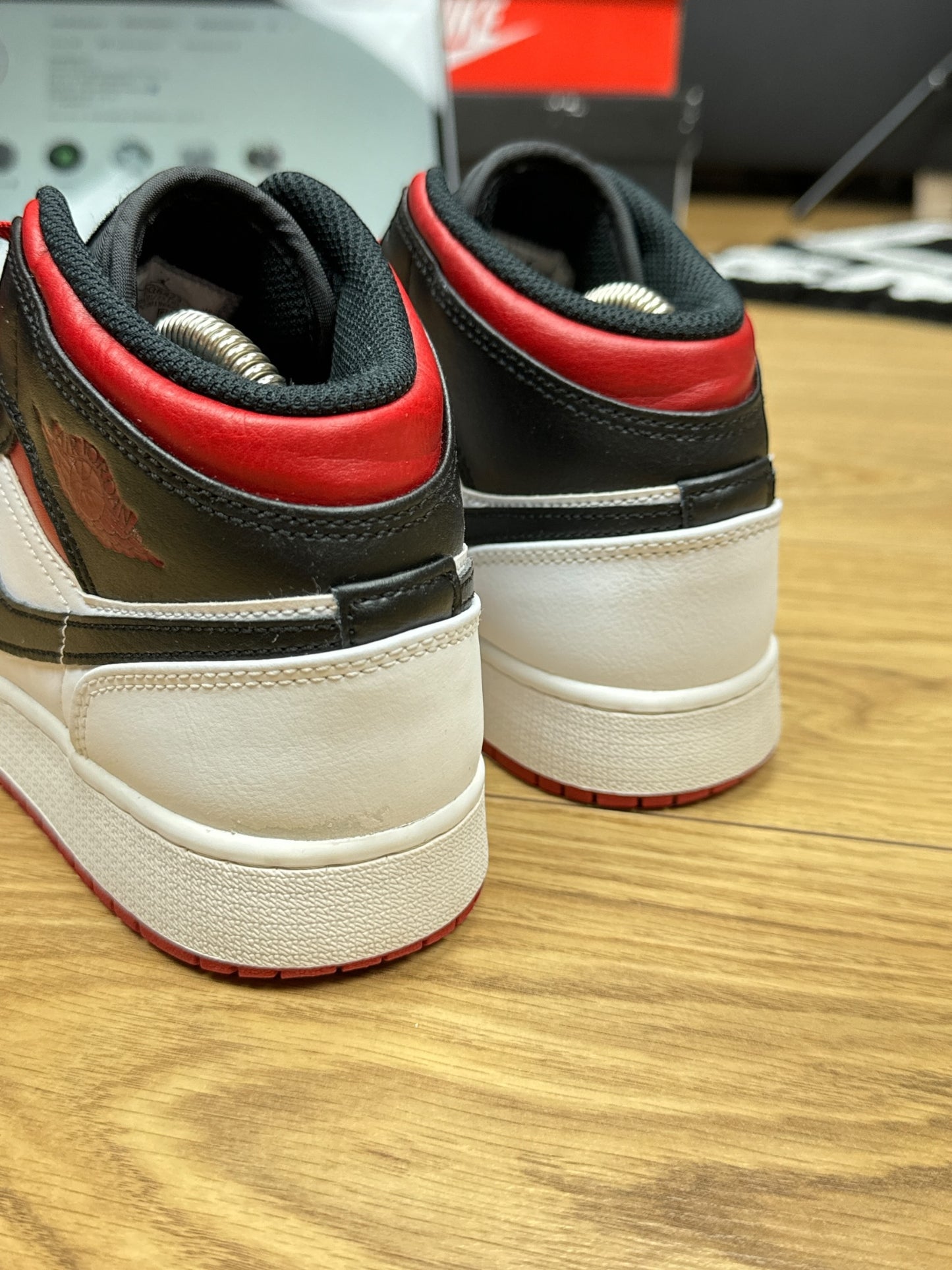 Nike Air Jordan 1 Mid (37.5)