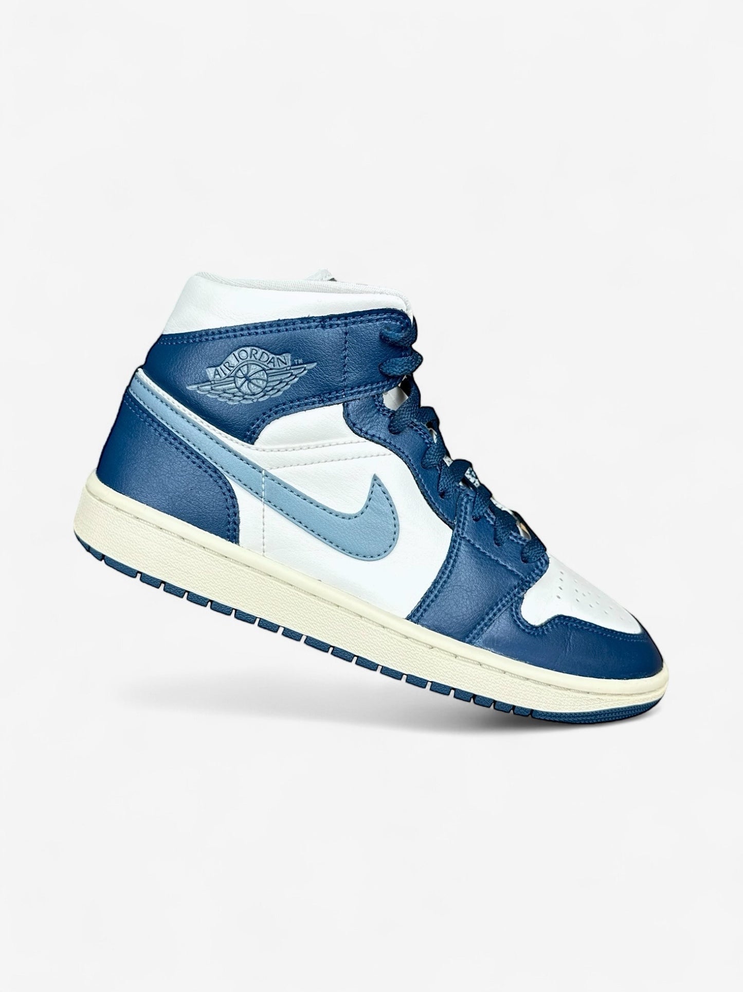 Nike Air Jordan 1 Mid (40)