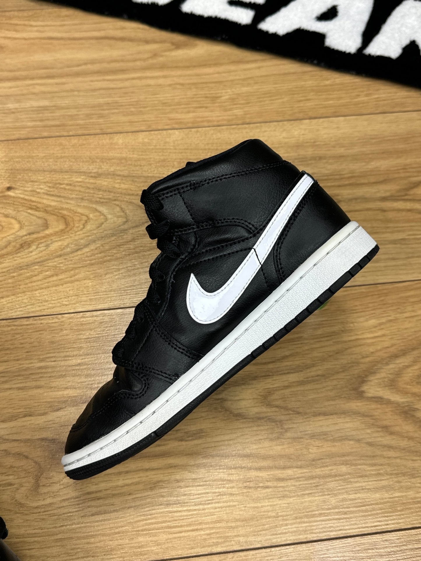 Nike Air Jordan 1 Mid (37.5)