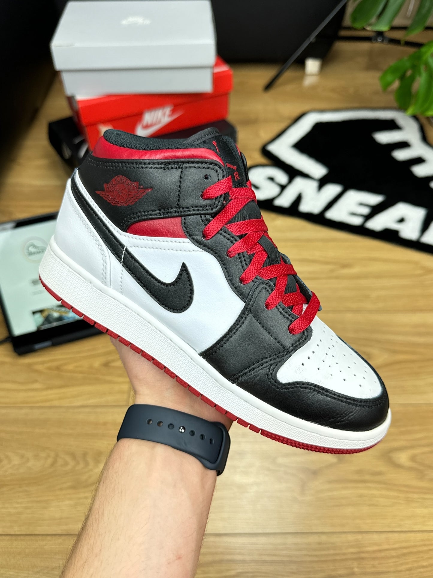 Nike Air Jordan 1 Mid (37.5)