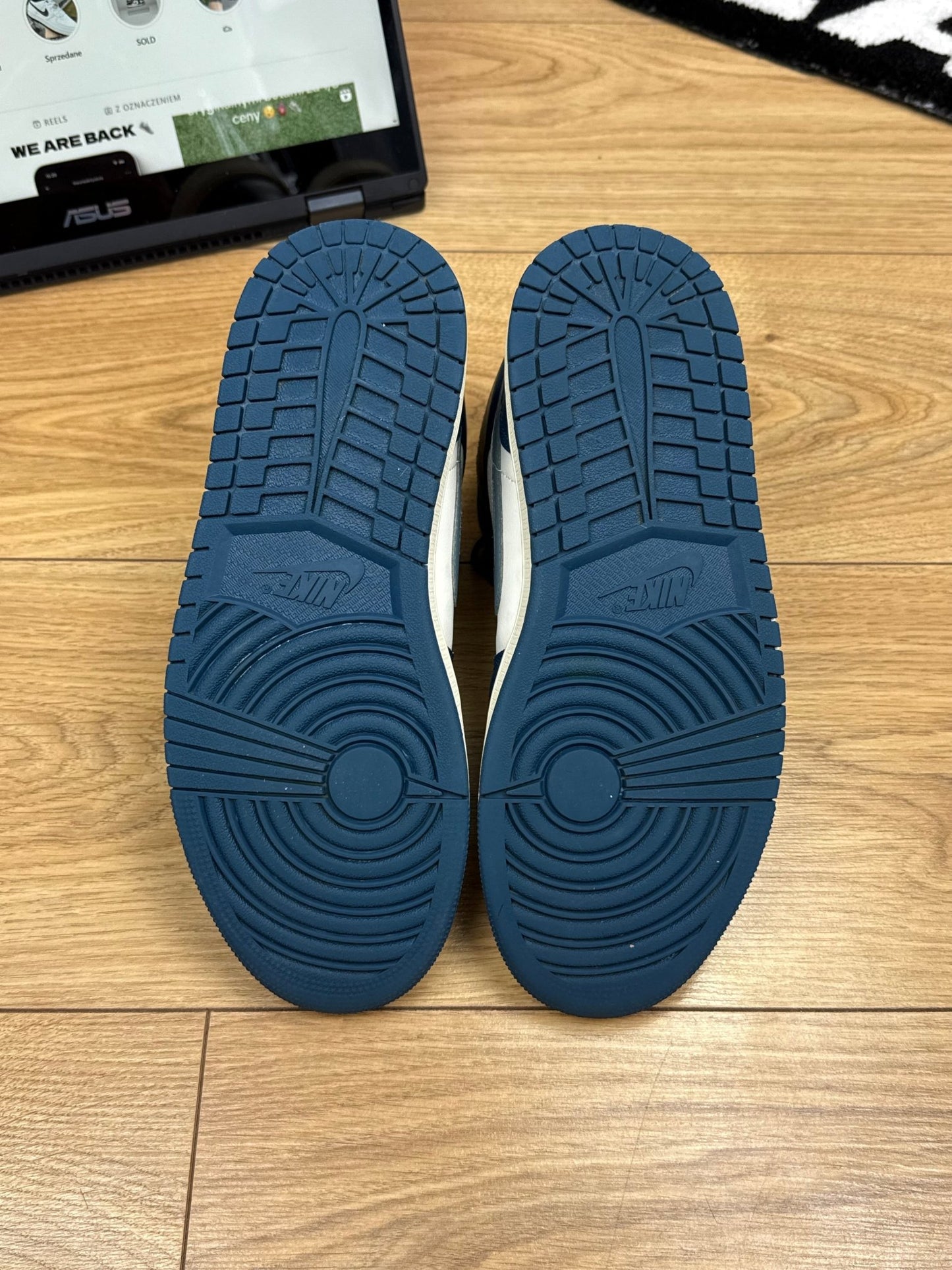 Nike Air Jordan 1 Mid (40)